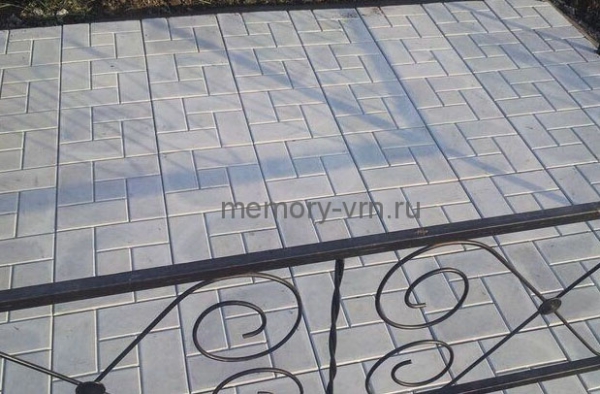 Укладка тротуарной плитки на кладбище